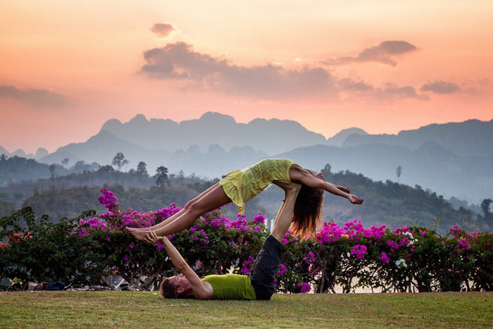 Deux personnes en posture d'acroyoga